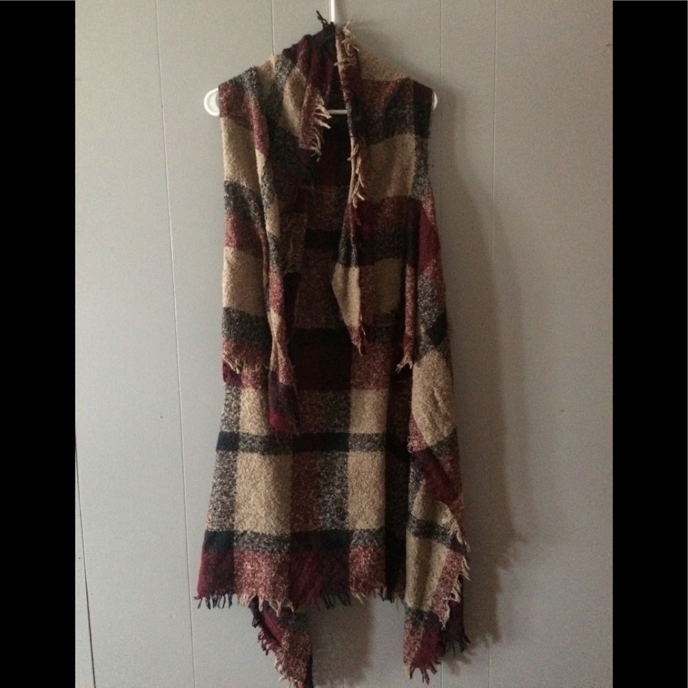 💜 5/$15 💜 Beautiful scarf vest